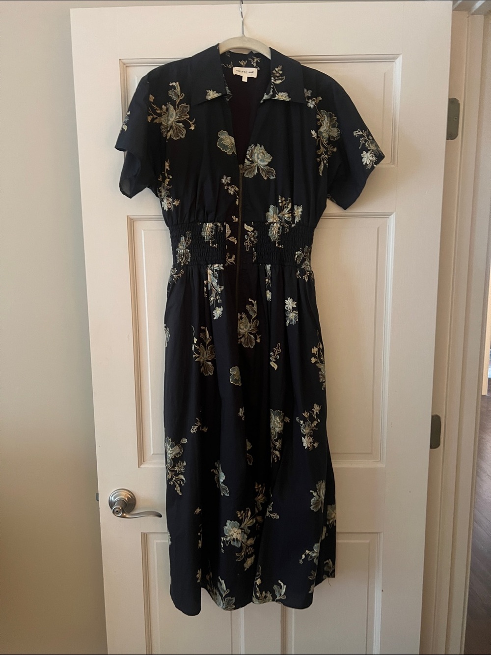 Like New Entro Navy Floral Dress - Picture 3 of 3